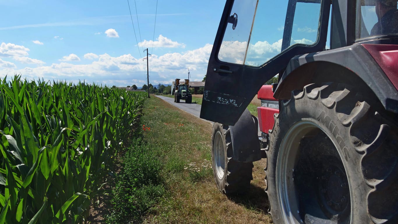 Traktor steht an einem Feld: Die 50-Jährige in Windsbach starb noch am Unfallort. (Symbolfoto)