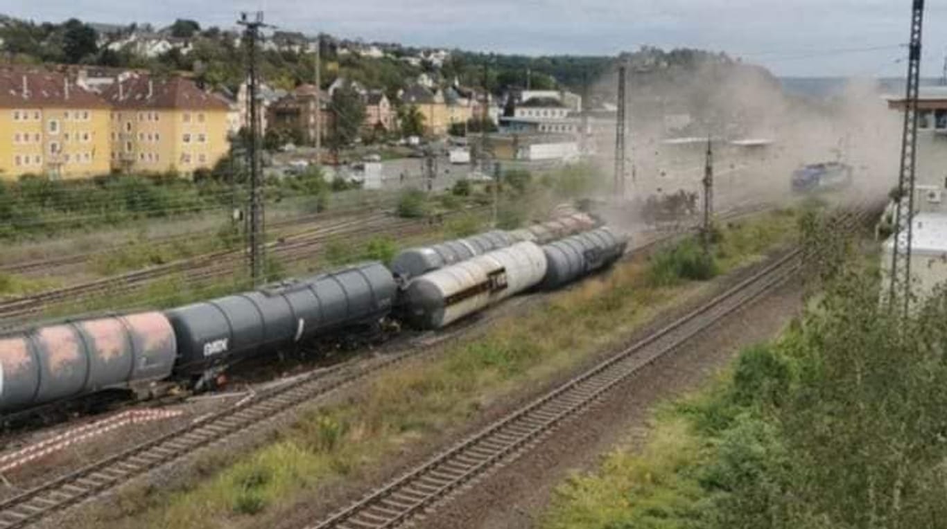 In Lahnstein bei Koblenz ist ein Güterzug entgleist. Fünf Kesselwagen mit Diesel sind umgestürzt.