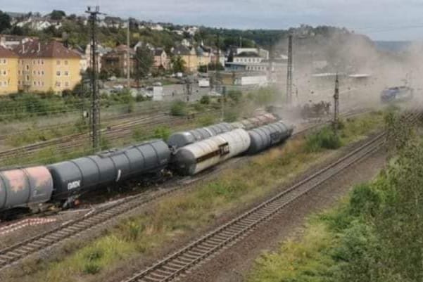 In Lahnstein bei Koblenz ist ein Güterzug entgleist. Fünf Kesselwagen mit Diesel sind umgestürzt.