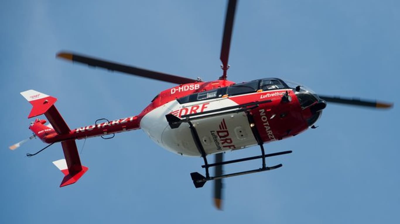 Ein Rettungshubschrauber fliegt durch die Luft: In Grevenbroich wurde ein Kind aus einem Schacht gerettet.