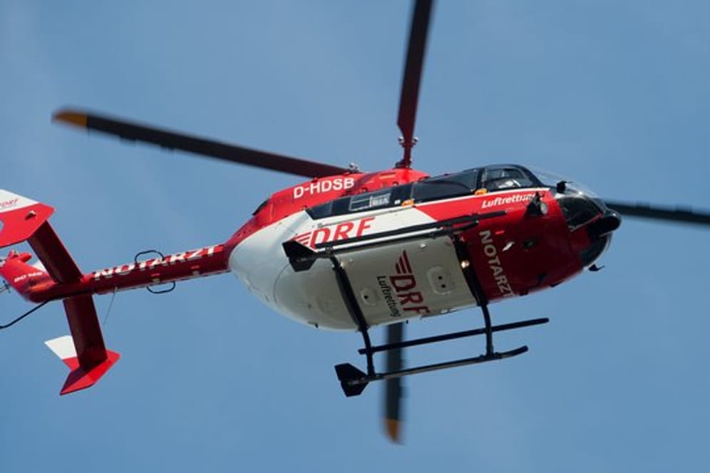 Ein Rettungshubschrauber fliegt durch die Luft: In Grevenbroich wurde ein Kind aus einem Schacht gerettet.