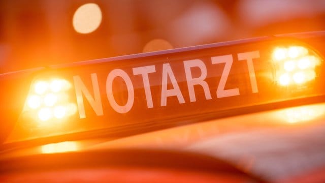 Ein Schild mit der Aufschrift "Notarzt": In Augsburg ist ein Kind nach einem Unfall ums Leben gekommen. Ein Schild mit der Aufschrift "Notarzt": In Augsburg ist ein Kind nach einem Unfall ums Leben gekommen.