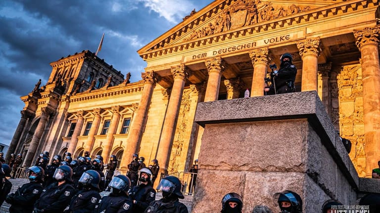 Polizisten sicherten am Wochenende das Reichstagsgebäude, konnten aber nicht verhindern, dass Extremisten auf die Stufen stürmten.