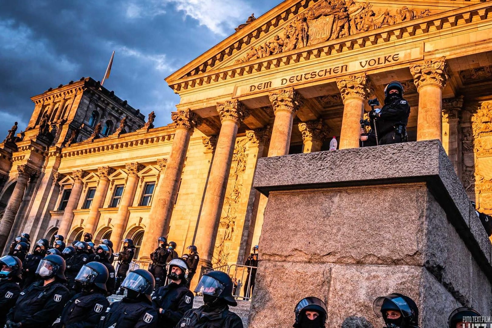 Polizisten sicherten am Wochenende das Reichstagsgebäude, konnten aber nicht verhindern, dass Extremisten auf die Stufen stürmten.