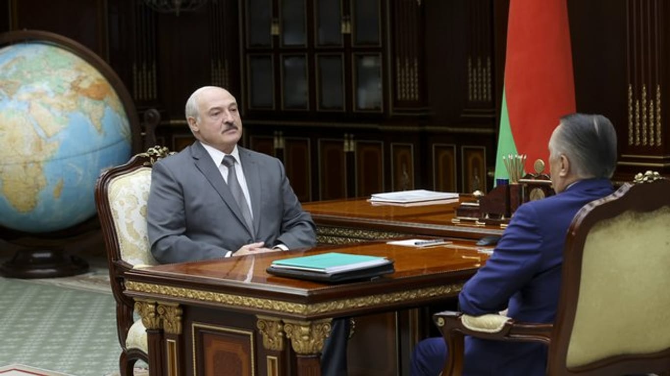 Alexander Lukaschenko (l) spricht in Minsk mit Valiantsin Sukala, dem Vorsitzenden des Obersten Gerichtshofs von Belarus.
