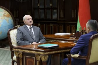 Alexander Lukaschenko (l) spricht in Minsk mit Valiantsin Sukala, dem Vorsitzenden des Obersten Gerichtshofs von Belarus.