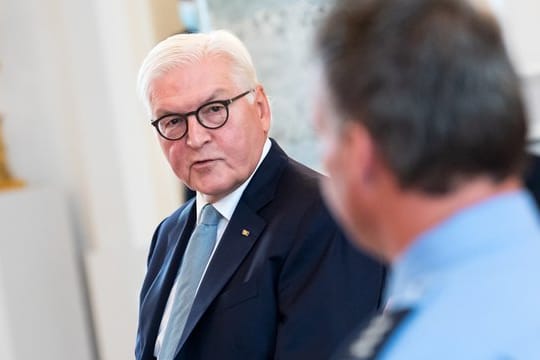 Bundespräsident Steinmeier im Gespräch mit am Reichstagsgebäude eingesetzten Polizisten.