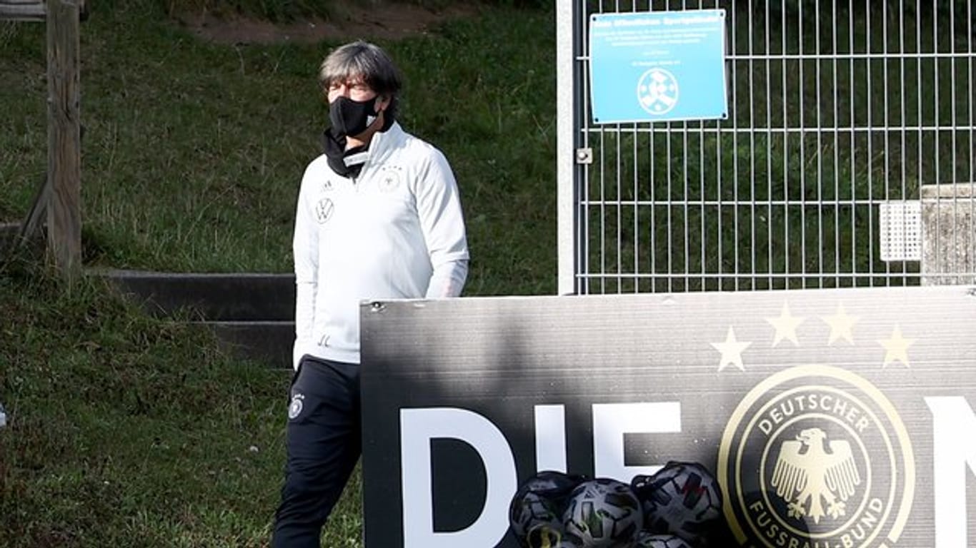 Bundestrainer Joachim Löw auf dem Weg zum Trainingsplatz.