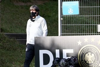 Bundestrainer Joachim Löw auf dem Weg zum Trainingsplatz.