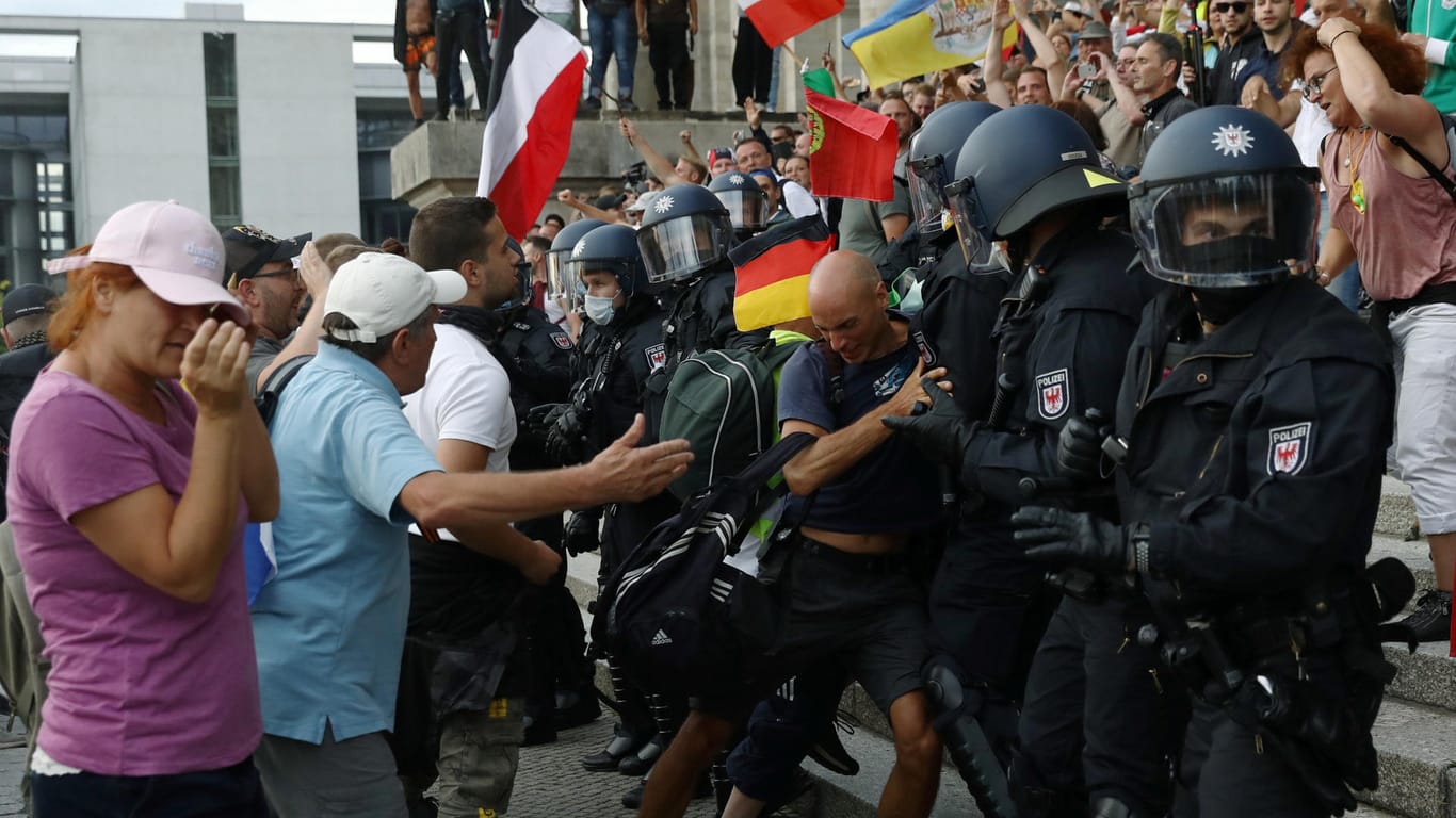 Demonstranten vor dem Reichstag in Berlin: Bundespräsident Steinmeier und Politiker aller Parteien, auch der AfD, hatten das Vorgehen der Demonstranten verurteilt.