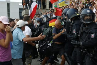 Demonstranten vor dem Reichstag in Berlin: Bundespräsident Steinmeier und Politiker aller Parteien, auch der AfD, hatten das Vorgehen der Demonstranten verurteilt.