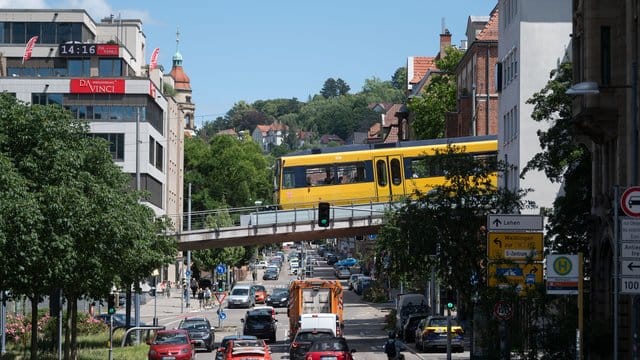 Die Zahnradbahn fährt in der Stuttgarter Innenstadt