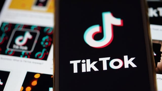 US-Präsident Trump bezeichnet Tiktok als Sicherheitsrisiko, weil über die App chinesische Behörden Zugriff auf Daten von Amerikanern bekommen könnten. US-Präsident Trump bezeichnet Tiktok als Sicherheitsrisiko, weil über die App chinesische Behörden Zugriff auf Daten von Amerikanern bekommen könnten.