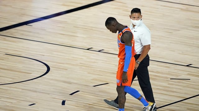 Dennis Schröder von den Oklahoma City Thunder verlässt das Spielfeld, nachdem er ein Foul begangen hat.