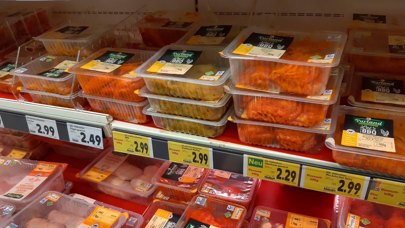 Fleischpreise: Große Packungen Hühnerfleisch werden im Kühlregal oft für unter drei Euro verkauft.
