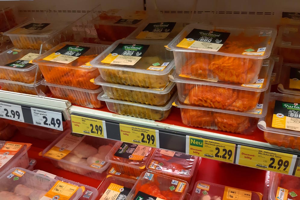 Fleischpreise: Große Packungen Hühnerfleisch werden im Kühlregal oft für unter drei Euro verkauft.