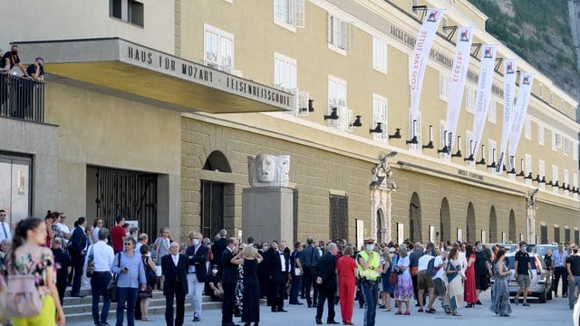 Es geht weiter: Publikum vor Beginn der Premiere der Oper "Elektra" vor der Felsenreitschule in Salzburg. Es geht weiter: Publikum vor Beginn der Premiere der Oper "Elektra" vor der Felsenreitschule in Salzburg.