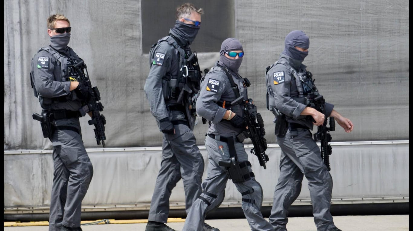 Am Flughafen London-Stansted: Die britische Polizei nahm am Sonntag zwei Terrorverdächtige in Empfang. (Symbolfoto)