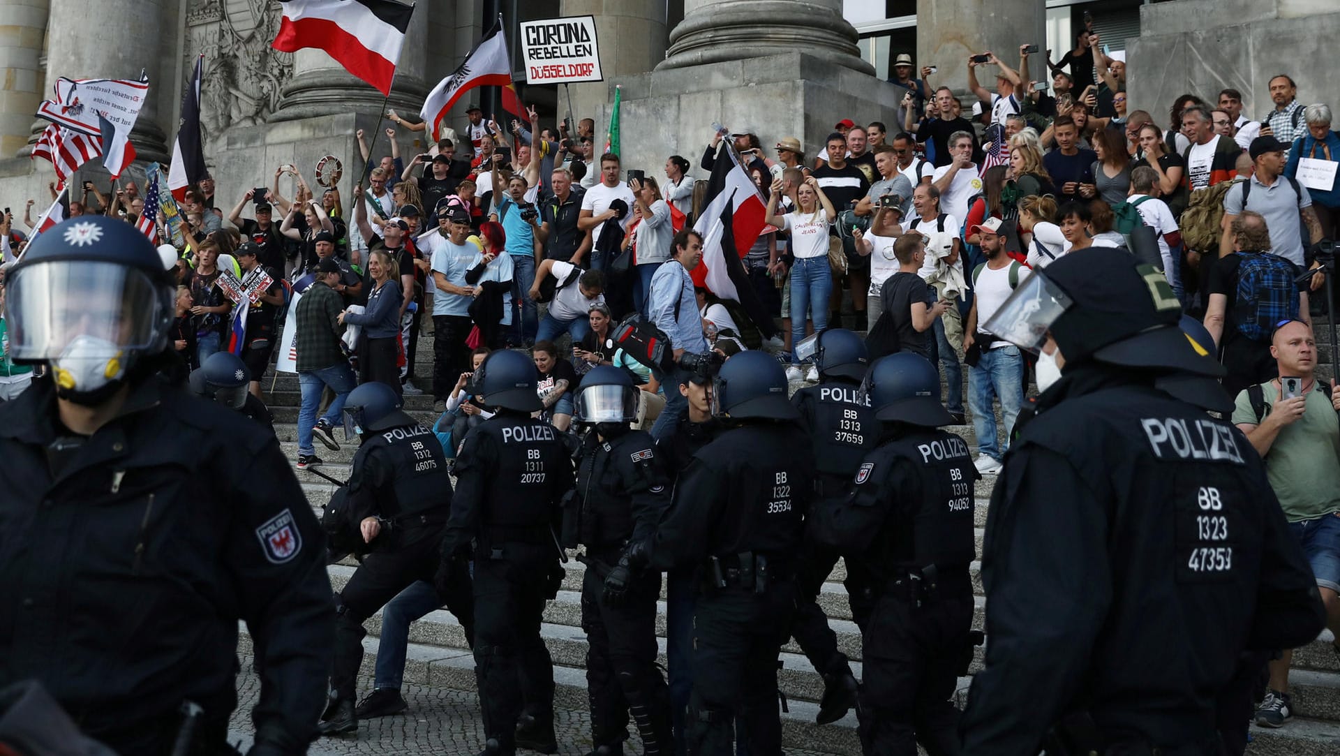 Polizisten vor dem Reichstag: Die Demonstranten ließen sich nicht aufhalten.