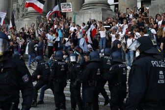 Polizisten vor dem Reichstag: Die Demonstranten ließen sich nicht aufhalten.
