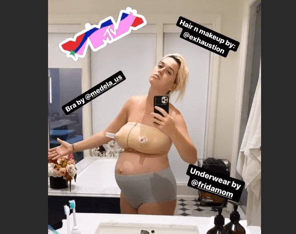 Katy Perry: Die frischgebackene Mutter hat während der MTV VMAs dieses Spiegel-Selfie gepostet.