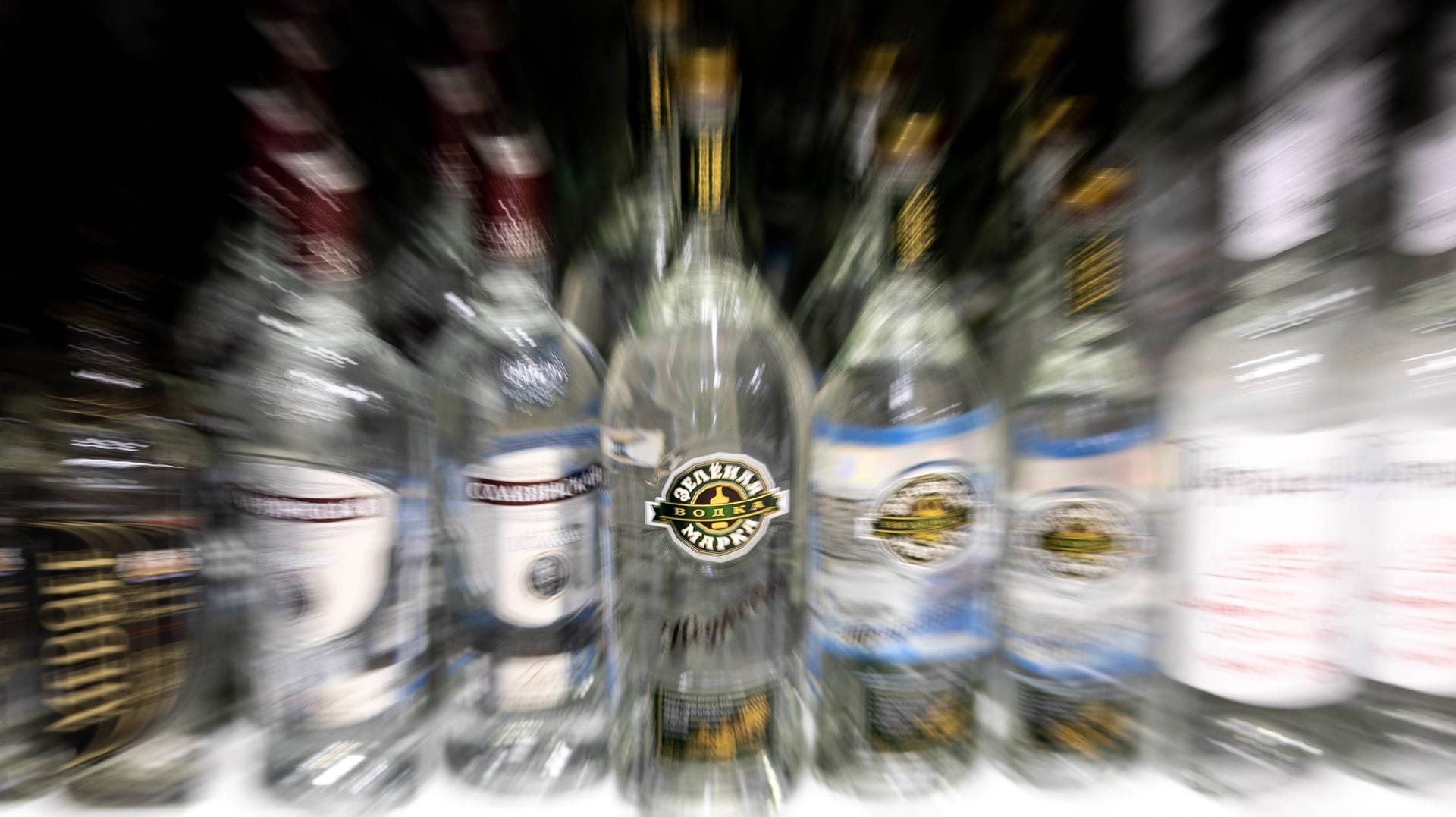 Wofkaflaschen in einem Regal (Symbolbild): In Bielefeld wollte ein Mann Alkohol im Wert von über 600 Euro stehlen.