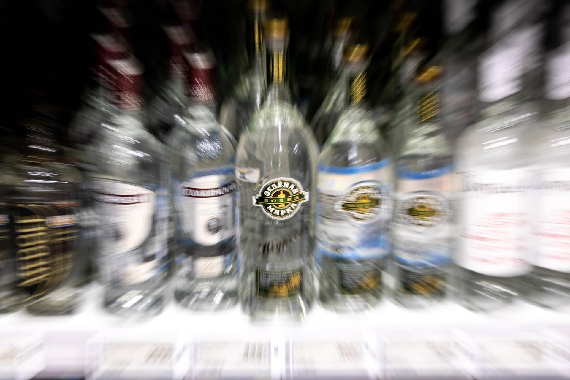 Wofkaflaschen in einem Regal (Symbolbild): In Bielefeld wollte ein Mann Alkohol im Wert von über 600 Euro stehlen.