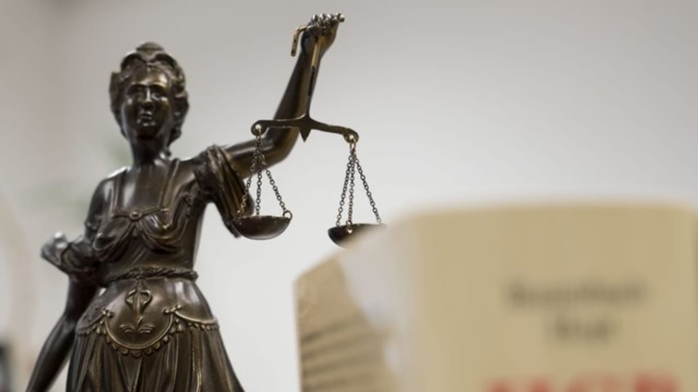 Eine Statue der Justitia hält eine Waage in ihrer Hand (Symbolbild): Nach einem Angriff gegen einen 16-Jährigen muss sich ein Jugendtrainer vor dem Nürnberger Gericht verantworten.