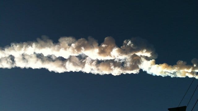 Ein Meteorit hinterlässt im Jahr 2013 Spuren am Himmel über Tscheljabinsk in Russland. Ein Meteorit hinterlässt im Jahr 2013 Spuren am Himmel über Tscheljabinsk in Russland.