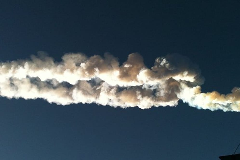 Ein Meteorit hinterlässt im Jahr 2013 Spuren am Himmel über Tscheljabinsk in Russland.