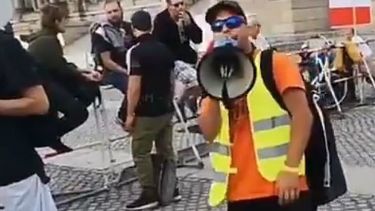 Der Mann mit dem Megafon: Der Aktivist der Gelben Westen in Berlin verbreitete ebenso wie Tamara K. die Falschinformation, dass Trump in der Stadt sei.