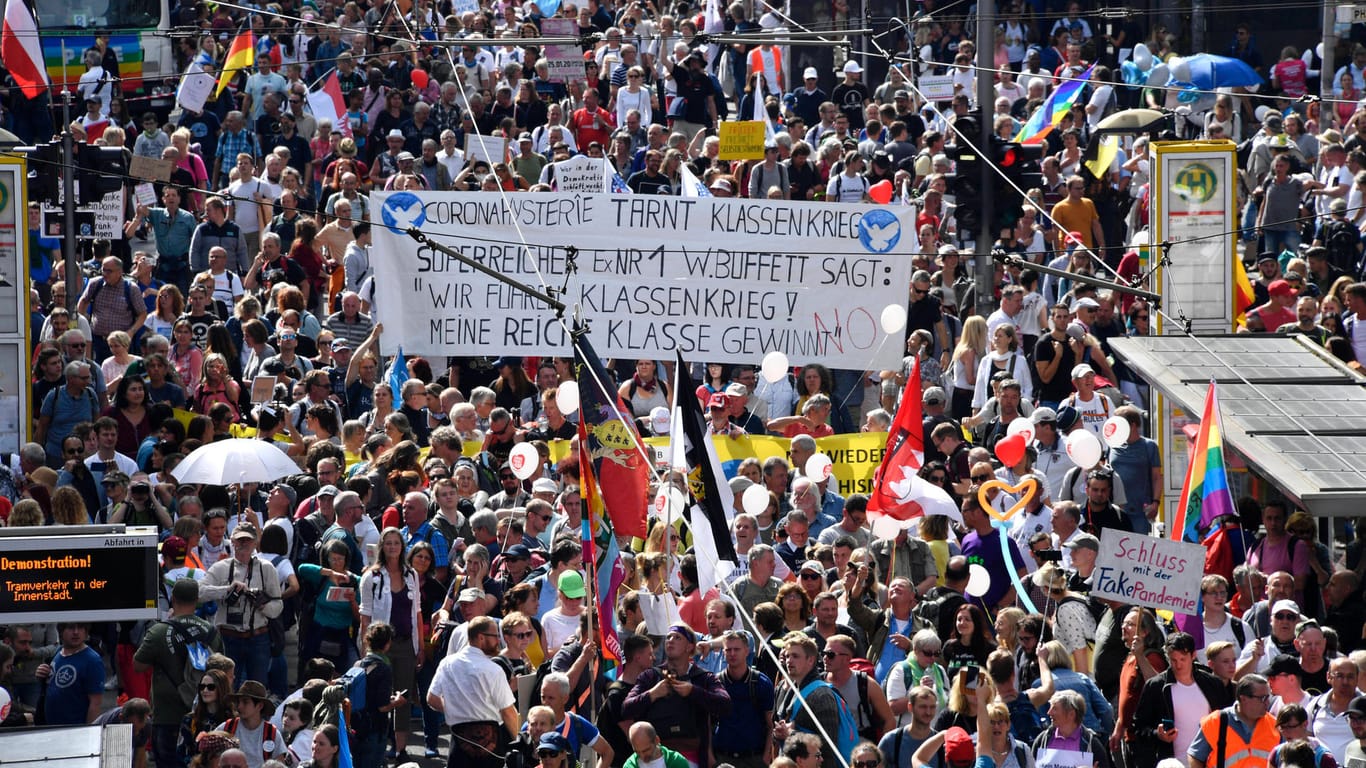Auf der Anti-Corona-Demonstration in Berlin, hatte sich am Wochenende ein kruder Mix von Demonstranten versammelt. Neben Regenbogenflaggen wehten Reichsfahnen, USA-Flaggen und Russland-Fahnen. Welche sind erlaubt – welche verboten?