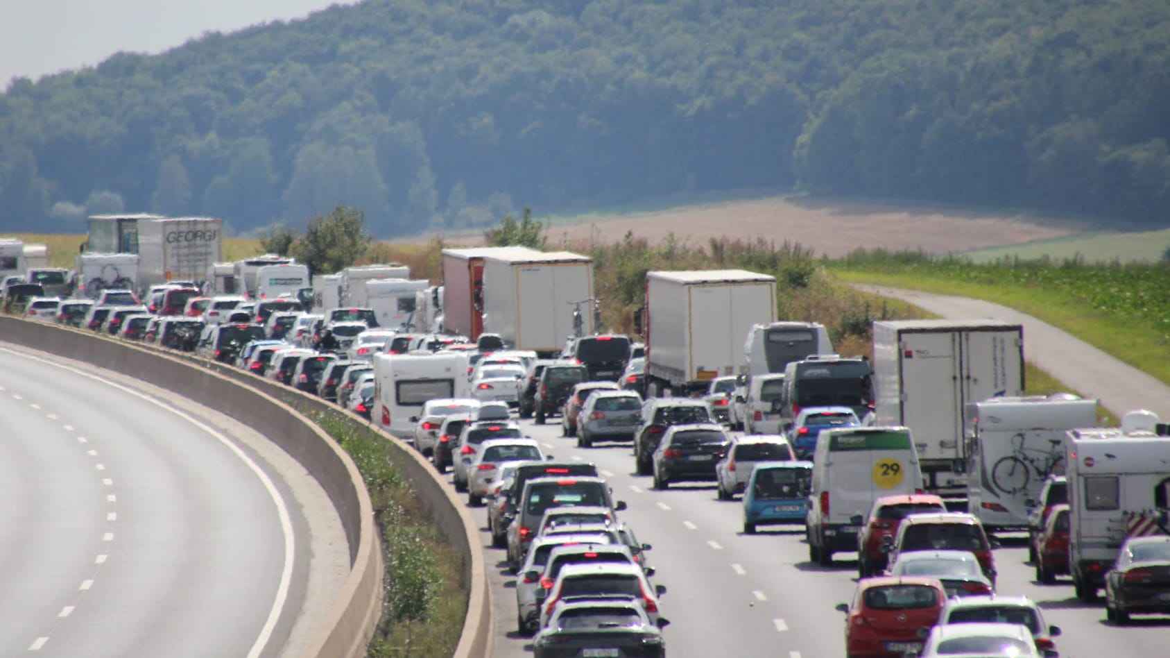 Stau: Je nach Wetterlage machen sich Spät- und Kurzurlauber auf den Weg.