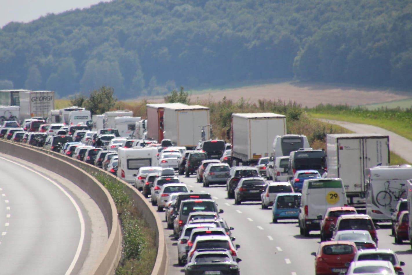 Stau: Je nach Wetterlage machen sich Spät- und Kurzurlauber auf den Weg.