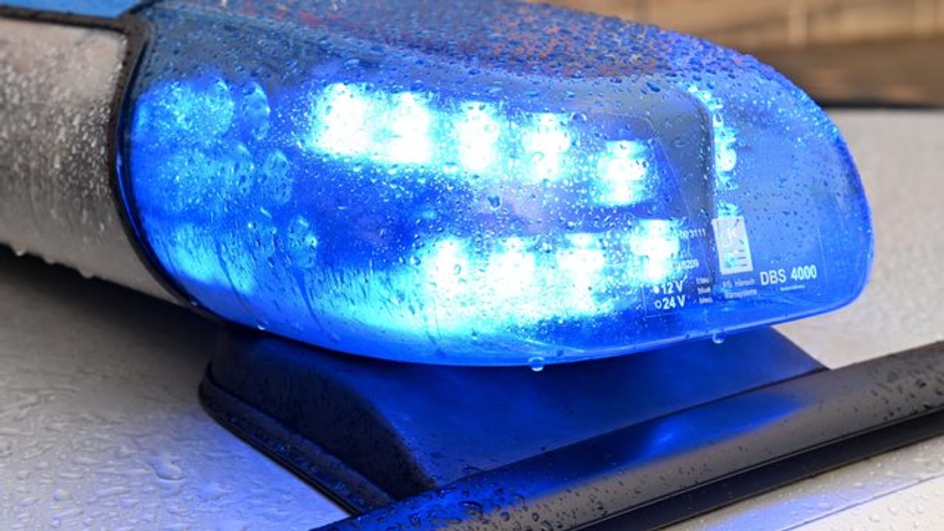 Ein Streifenwagen der Polizei steht mit eingeschaltetem Blaulicht (Symbolbild): In Düsseldorf musste ein Mann nach einer Messerattacke reanimiert werden.