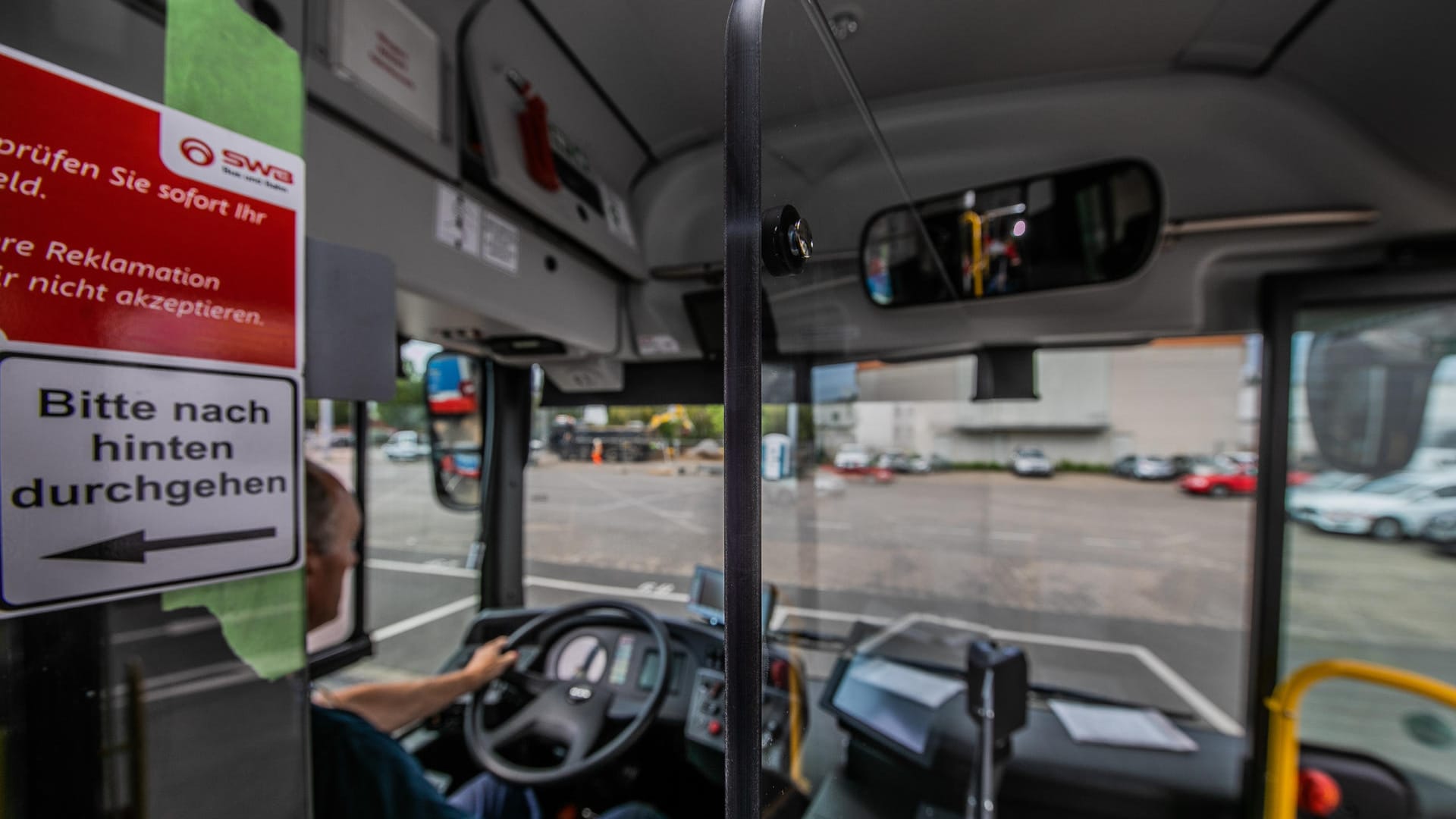 Eine Plexiglasscheibe in einem Bonner Linienbus: Die gesamte Busflotte der SWB Bus und Bahn ist mit dieser Vorrichtung ausgestattet worden. Eine Plexiglasscheibe in einem Bonner Linienbus: Die gesamte Busflotte der SWB Bus und Bahn ist mit dieser Vorrichtung ausgestattet worden.