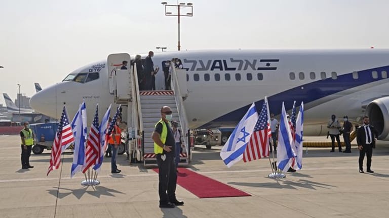 Die Maschine der israelischen Fluggesellschaft El Al vor dem Abflug nach Abu Dhabi auf dem Flughafen Ben Gurion.