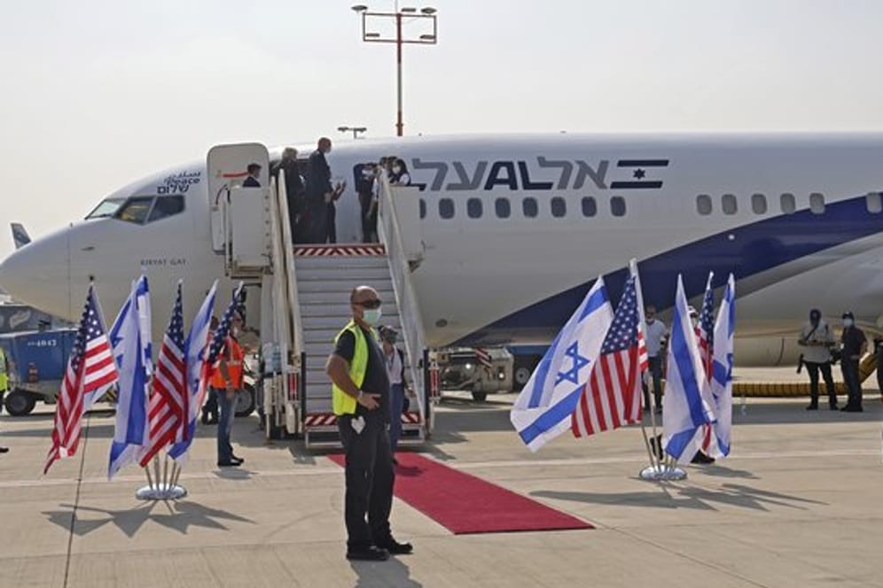 Die Maschine der israelischen Fluggesellschaft El Al vor dem Abflug nach Abu Dhabi auf dem Flughafen Ben Gurion.