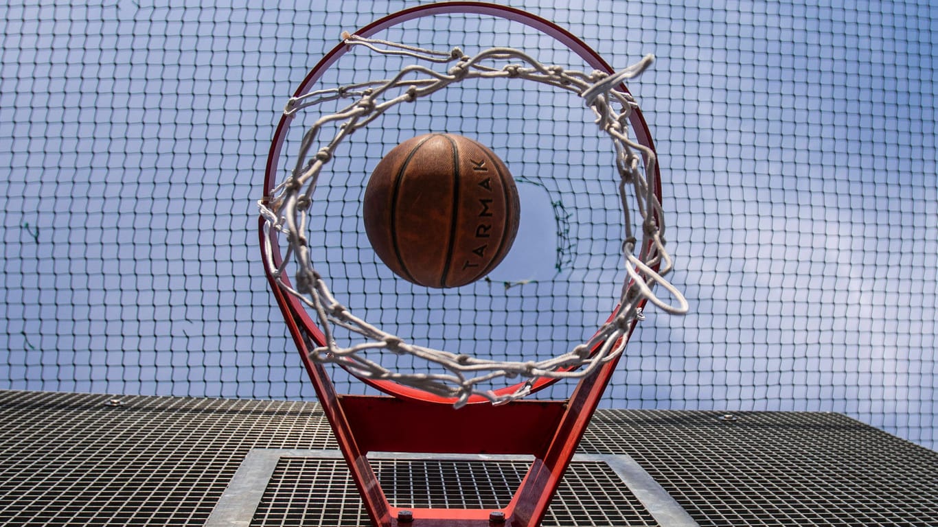 Ein Basketball fällt in einen Korb (Symbolbild): Die Basketballer in Dortmund haben die Saison eröffnet.