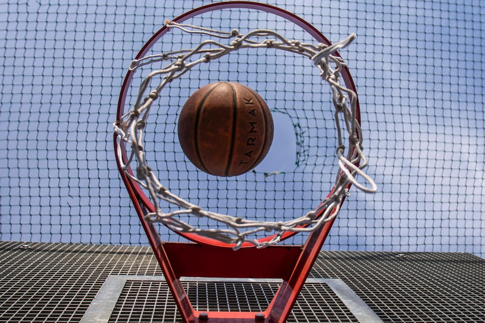 Ein Basketball fällt in einen Korb (Symbolbild): Die Basketballer in Dortmund haben die Saison eröffnet.