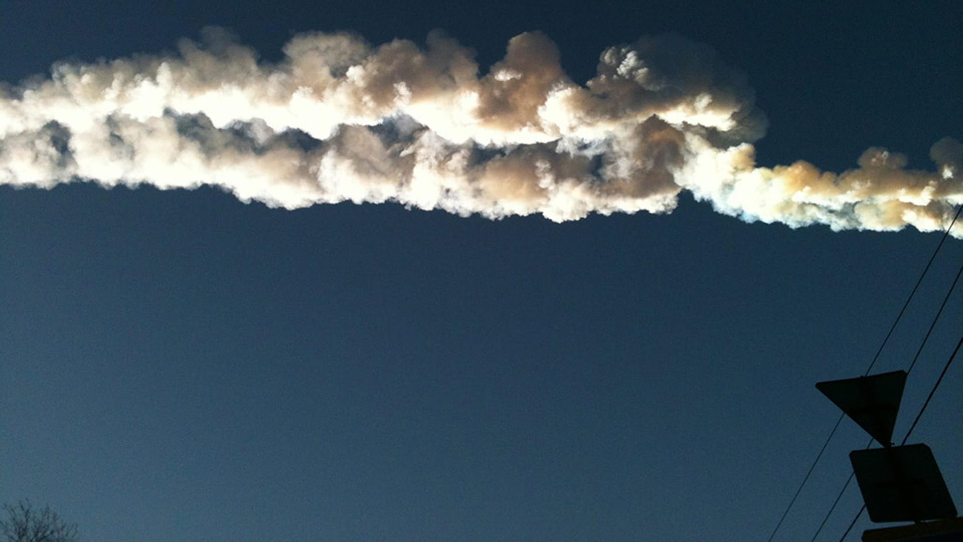 Meteoriteneinschlag bei Tscheljabinsk in Russland 2013: Damals hinterließ der Flugkörper eine weiße Spur am Himmel. Meteoriteneinschlag bei Tscheljabinsk in Russland 2013: Damals hinterließ der Flugkörper eine weiße Spur am Himmel.