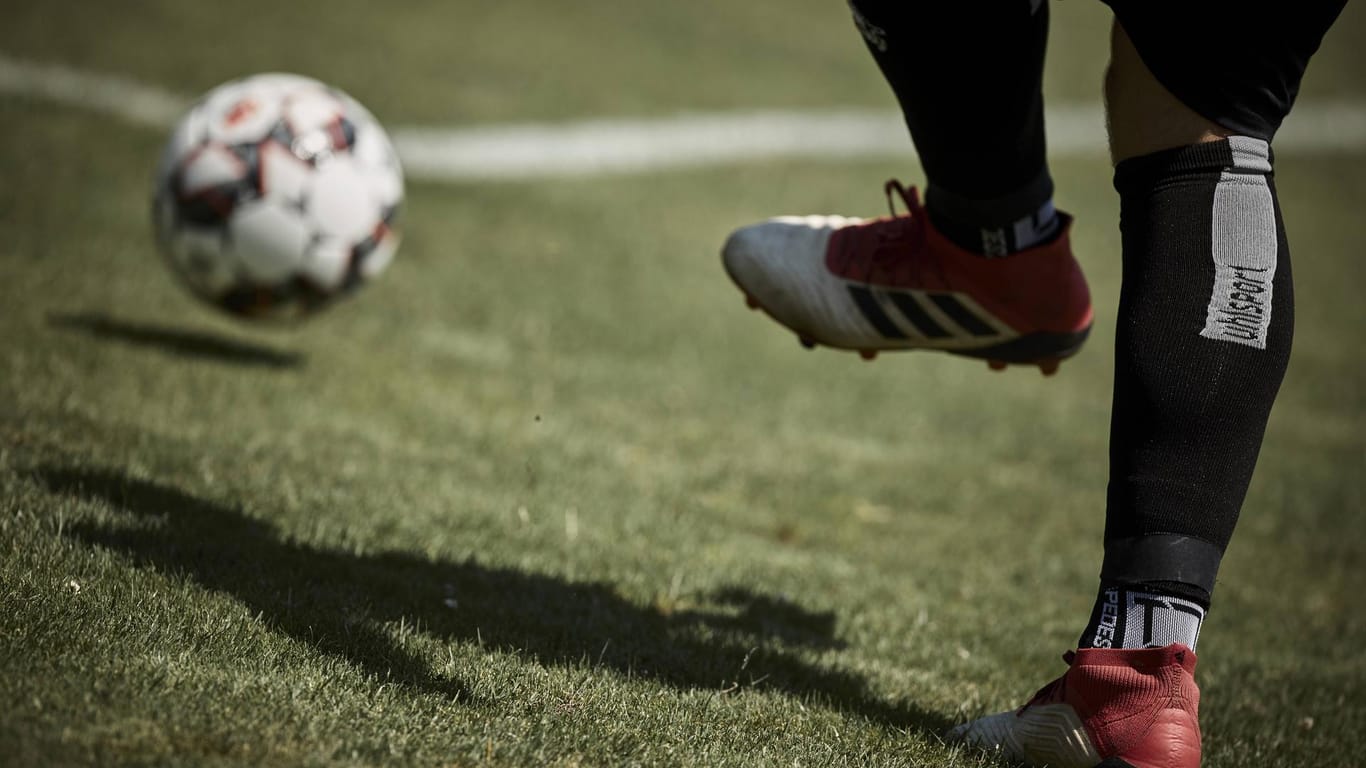 Ein Spieler schießt einen Fußball (Symbolbild): Der Bonner SC hat gegen einen Oberligisten 2:0 gewonnen.