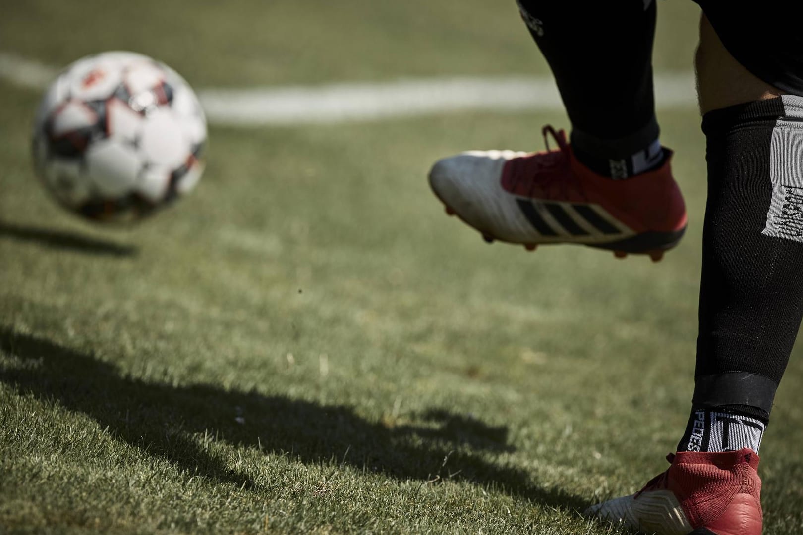 Ein Spieler schießt einen Fußball (Symbolbild): Der Bonner SC hat gegen einen Oberligisten 2:0 gewonnen.