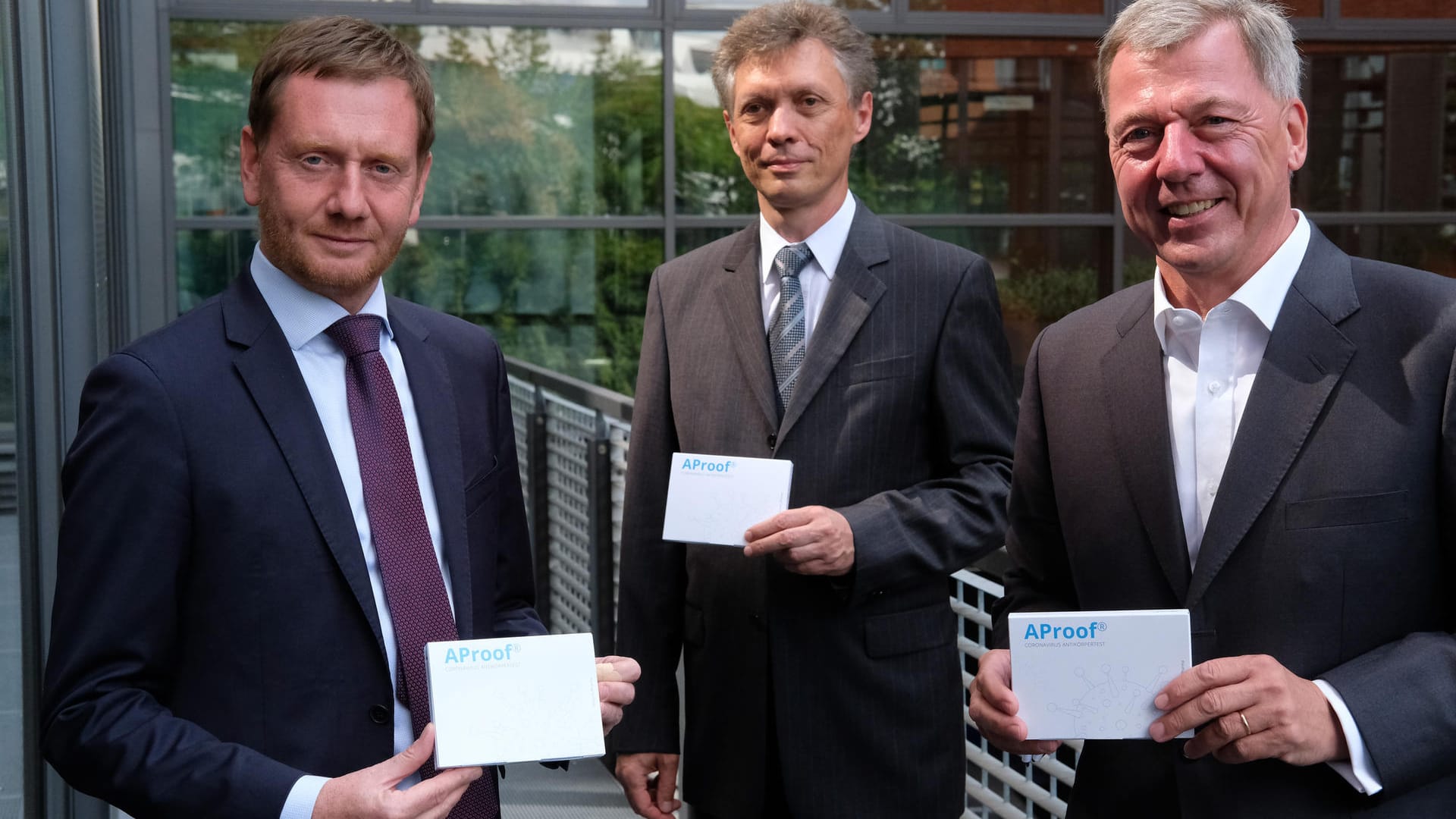 Michael Kretschmer, CDU-Ministerpräsident des Landes Sachsen, Ralf Hoffmann vom Biotechnologisch-Biomedizinischen Zentrum (BBZ) der Universität Leipzig und Jörg Gaber, Geschäftsführer der Adversis Pharma GmbH (v.l.n.r.)