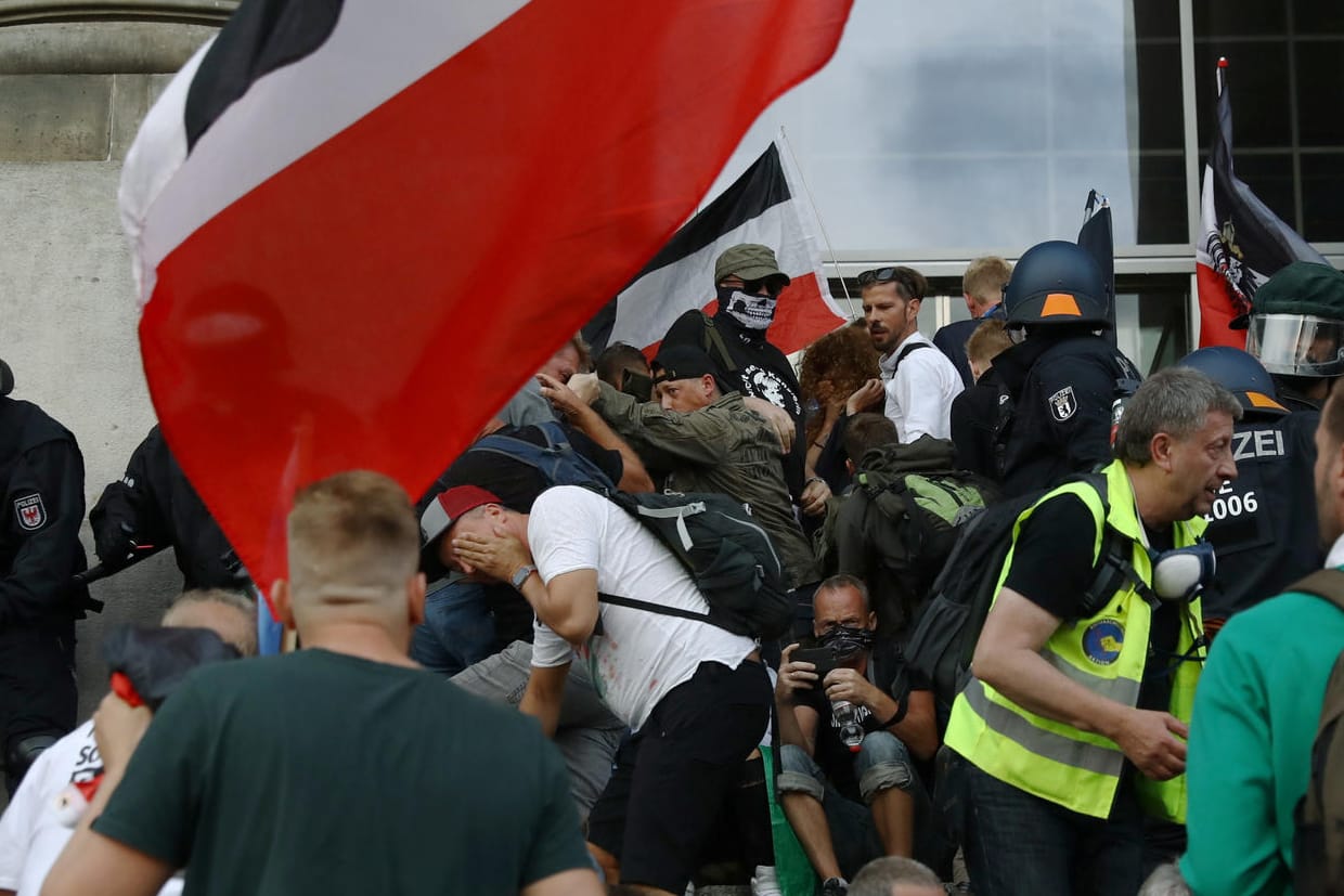 Samstagabend in Berlin: Reichsbürger und Rechtsextremisten stürmen die Treppe des Reichstags.