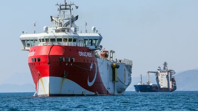 Das türkische Forschungsschiff "Oruc Reis" ankert vor der Küste Antalyas im Mittelmeer. Das türkische Forschungsschiff "Oruc Reis" ankert vor der Küste Antalyas im Mittelmeer.