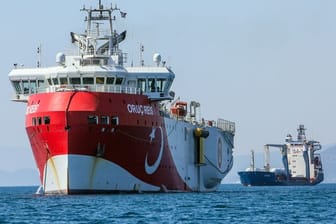 Das türkische Forschungsschiff "Oruc Reis" ankert vor der Küste Antalyas im Mittelmeer.
