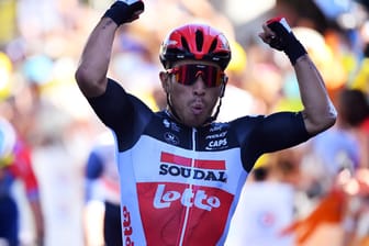 Sieg bei der 3. Tour-Etappe: Caleb Ewan überquerten den Zielstrich in Sisteron mit geballten Fäusten.