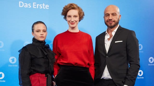 Jasna Fritzi Bauer (l-r), Luise Wolfram und Dar Salim 2019 in Hamburg.