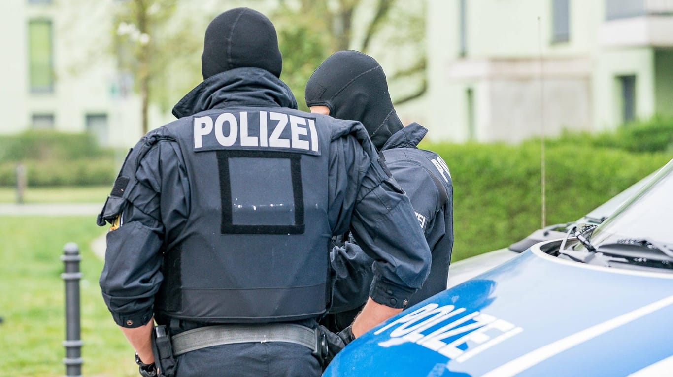 Polizisten einer Sondereinheit (Symbolfoto): In mehreren Teilen Deutschlands ist die Polizei gegen linksextreme Strukturen vorgegangen.